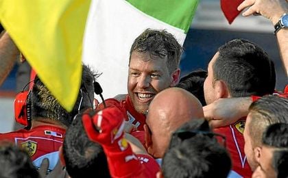 Vettel celebra con su equipo el triunfo en Australia. Vettel celebra con su equipo el triunfo en Australia.