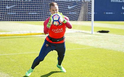 Ter Stegen durante la sesión matinal. Ter Stegen durante la sesión matinal.