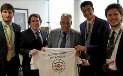 Javier Tebas junto a los representantes de ´Barcelona con la Selección´. LaLiga. Javier Tebas junto a los representantes de ´Barcelona con la Selección´. LaLiga.