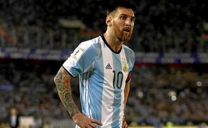 Messi intenta sacar a Argentina del bache. Messi intenta sacar a Argentina del bache.