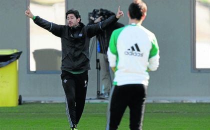 Víctor planea dar continuidad al once que ganó ante Osasuna la pasada jornada. Víctor planea dar continuidad al once que ganó ante Osasuna la pasada jornada.