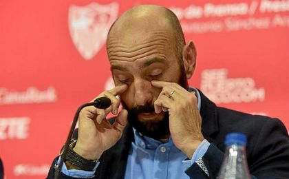 Monchi, visiblemente emocionado en la sala de prensa. Monchi, visiblemente emocionado en la sala de prensa.
