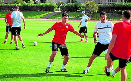 Sillero, en un entrenamiento con el primer equipo del Almería. Sillero, en un entrenamiento con el primer equipo del Almería.