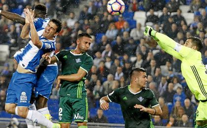 Rafa Navarro, en una acción en el área del Betis. Rafa Navarro, en una acción en el área del Betis.