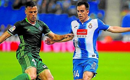 Bruno pugna con Jurado en un lance del partido del viernes entre el Betis y el Espanyol. Bruno pugna con Jurado en un lance del partido del viernes entre el Betis y el Espanyol.