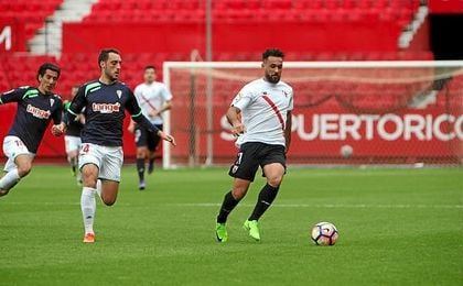 Ivi conduce la pelota. Ivi conduce la pelota.