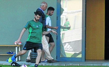 Durmisi, acompañado por el doctor Calero, dirección al interior de las instalaciones de la Ciudad Deportiva. Durmisi, acompañado por el doctor Calero, dirección al interior de las instalaciones de la Ciudad Deportiva.