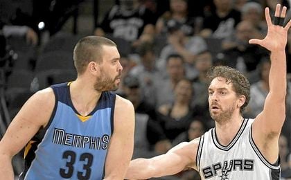 Pau Gasol gana el duelo a Marc; Abrines participa en una noche histórica Pau Gasol gana el duelo a Marc; Abrines participa en una noche histórica