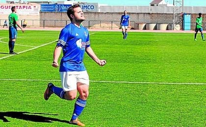 En la imagen, Fran Osuna celebra un gol ante el Almodóvar. En la imagen, Fran Osuna celebra un gol ante el Almodóvar.