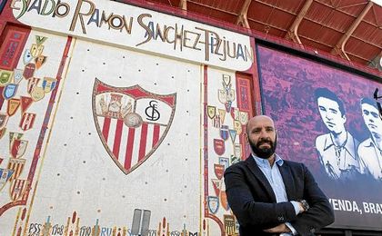 Monchi posa para ESTADIO Deportivo frente al mosaico de Preferencia. Monchi posa para ESTADIO Deportivo frente al mosaico de Preferencia.