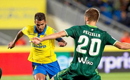 Pezzella intenta frenar a Viera. Pezzella intenta frenar a Viera.