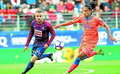 Mauricio Lemos persigue a Pedro León en el partido entre Las Palmas y el Eibar en Ipurua. Mauricio Lemos persigue a Pedro León en el partido entre Las Palmas y el Eibar en Ipurua.