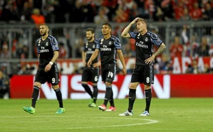Vidal pone en ventaja al Bayern al descanso y falla un penalti Vidal pone en ventaja al Bayern al descanso y falla un penalti