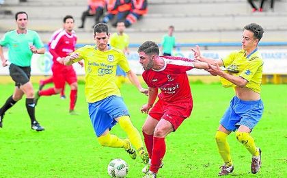 Coria y Antoniano, en la imagen en el duelo que mantuvieron en el Guadalquivir en la primera vuelta, saldado con un empate a uno. Coria y Antoniano, en la imagen en el duelo que mantuvieron en el Guadalquivir en la primera vuelta, saldado con un empate a uno.