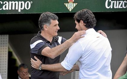 Mendilibar y Víctor se saludan. Mendilibar y Víctor se saludan.