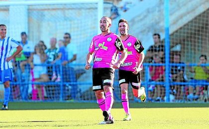 Ávalo celebra uno de los dos goles conseguidos esta temporada en el Municipal San Sebastián del UP Viso. Ávalo celebra uno de los dos goles conseguidos esta temporada en el Municipal San Sebastián del UP Viso.