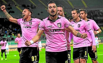 El plantel del Palermo celebra uno de los tantos del ariete Ilija Nestorovski. El plantel del Palermo celebra uno de los tantos del ariete Ilija Nestorovski.