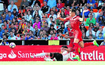Correa, como ya hiciera ante el Madrid, en Copa, y frente al Barça, fue el ´9´ en Valencia. Correa, como ya hiciera ante el Madrid, en Copa, y frente al Barça, fue el ´9´ en Valencia.