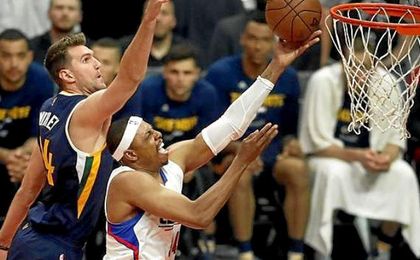 El jugador de Clippers Paul Pierce trata de marcar ante Jeff Withey, de Jazz, durante su partido. El jugador de Clippers Paul Pierce trata de marcar ante Jeff Withey, de Jazz, durante su partido.