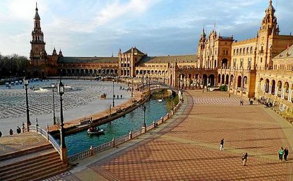 Amazon instala una biblioteca gigante y efímera en la Plaza de España por el Día del Libro Amazon instala una biblioteca gigante y efímera en la Plaza de España por el Día del Libro