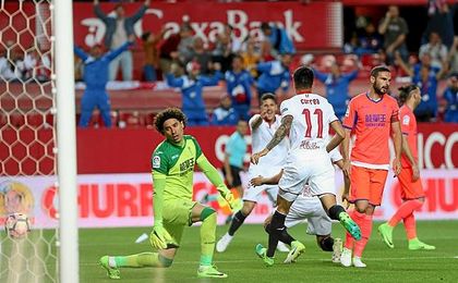 Ganso celebra el gol ante la decepción de Ochoa. Ganso celebra el gol ante la decepción de Ochoa.