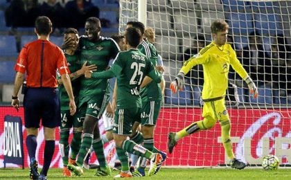 Los jugadores del Betis abrazan y felicitan a N´Diaye, autor de tanto que a la postre sirvió para sumar un punto en la última visita a Vigo. Los jugadores del Betis abrazan y felicitan a N´Diaye, autor de tanto que a la postre sirvió para sumar un punto en la última visita a Vigo.