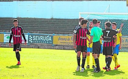 David Segura (izquierda) en un lance del encuentro disputado por el Cabecense en Coria. David Segura (izquierda) en un lance del encuentro disputado por el Cabecense en Coria.