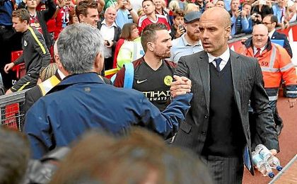 Guardiola y Mourinho se saludan antes del derbi de la primera vuelta. Guardiola y Mourinho se saludan antes del derbi de la primera vuelta.
