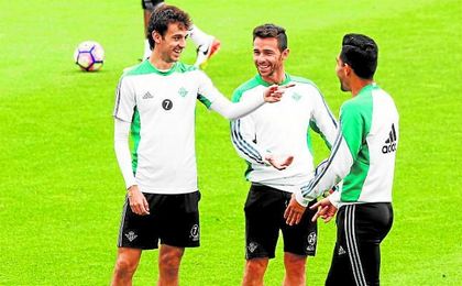 Rubén Castro sonríe entre su tocayo Pardo y Petros durante la sesión de entrenamiento de este miércoles. Rubén Castro sonríe entre su tocayo Pardo y Petros durante la sesión de entrenamiento de este miércoles.