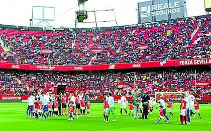 El Sevilla celebró un triunfo vital junto a Coca-Cola El Sevilla celebró un triunfo vital junto a Coca-Cola