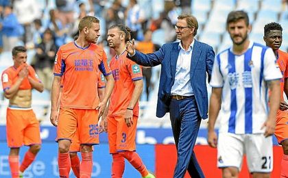 Tony Adams anima a sus jugadores tras finalizar el partido. Tony Adams anima a sus jugadores tras finalizar el partido.