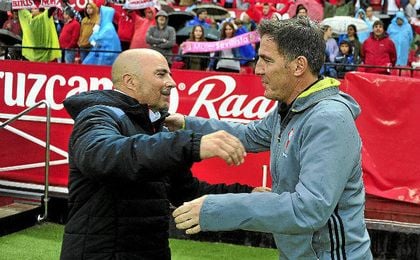 Berizzo y Sampaoli se saludan cariñosamente antes del Sevilla-Celta. Berizzo y Sampaoli se saludan cariñosamente antes del Sevilla-Celta.