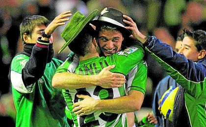 Joaquín, el goleador, se abraza a Juanlu, su asistente, tras anotar el definitivo 3-0 en el último Betis-Alavés en Primera. Joaquín, el goleador, se abraza a Juanlu, su asistente, tras anotar el definitivo 3-0 en el último Betis-Alavés en Primera.
