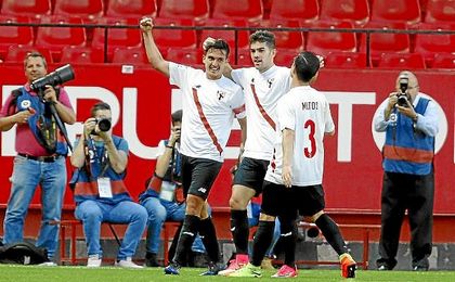 Cotán, Curro y Matos celebran un gol en el Sánchez-Pizjuán. Cotán, Curro y Matos celebran un gol en el Sánchez-Pizjuán.