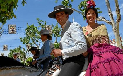 Imagen de una pareja por el Real de la Feria de Abril. Imagen de una pareja por el Real de la Feria de Abril.
