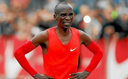 Kipchoge rompe el récord de maratón y se queda a 25 segundos de bajar de las dos horas. Kipchoge rompe el récord de maratón y se queda a 25 segundos de bajar de las dos horas.