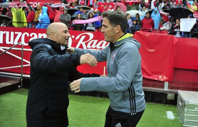 Sampaoli saluda a su posible recambio, Berizzo, otro ´discípulo´ de Bielsa. Sampaoli saluda a su posible recambio, Berizzo, otro ´discípulo´ de Bielsa.