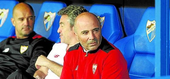 Sampaoli en el banquillo de La Rosaleda. Sampaoli en el banquillo de La Rosaleda.