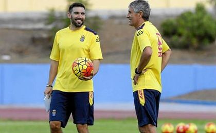 Eder Sarabia, junto a Setién en un entrenamiento de Las Palmas. Eder Sarabia, junto a Setién en un entrenamiento de Las Palmas.