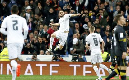 Karim Benzema celebra el primer gol madridista en la abultada derrota sevillista de la pasada campaña en el Bernabéu. Karim Benzema celebra el primer gol madridista en la abultada derrota sevillista de la pasada campaña en el Bernabéu.