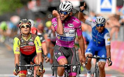 Gaviria celebra su triunfo en el Giro de Italia. Gaviria celebra su triunfo en el Giro de Italia.