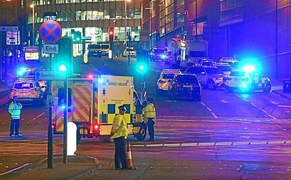 Imagen de despligue policial en los aledaños del Manchester Arena. Imagen de despligue policial en los aledaños del Manchester Arena.