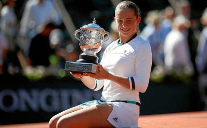 La flamante ganadora de Roland Garros, con su trofeo. La flamante ganadora de Roland Garros, con su trofeo.