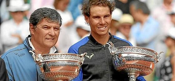 Toni Nadal, junto a Rafa, en la entrega de trofeos. Toni Nadal, junto a Rafa, en la entrega de trofeos.