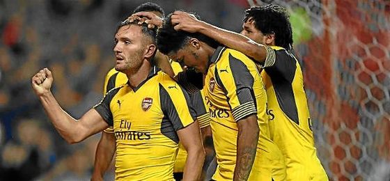 Lucas Pérez celebra un gol con la camiseta del Arsenal. Lucas Pérez celebra un gol con la camiseta del Arsenal.