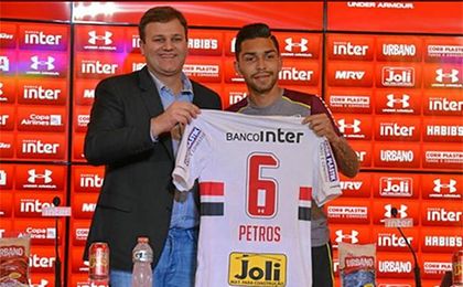 Petros luce su nueva camiseta con el dorsal ´6´. Petros luce su nueva camiseta con el dorsal ´6´.