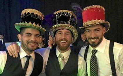Banega, junto a Messi y Luis Suárez, en la boda de la ´Pulga´. Banega, junto a Messi y Luis Suárez, en la boda de la ´Pulga´.