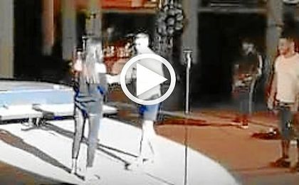 Momento en el que Tello pide matrimonio a su pareja. Momento en el que Tello pide matrimonio a su pareja.