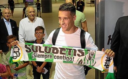El futbolista de Sabadell, a su llegada al aeropuerto de San Pablo. El futbolista de Sabadell, a su llegada al aeropuerto de San Pablo.