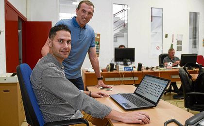 Jesús Olivera posa con Óscar Arias para los medios del club. Jesús Olivera posa con Óscar Arias para los medios del club.